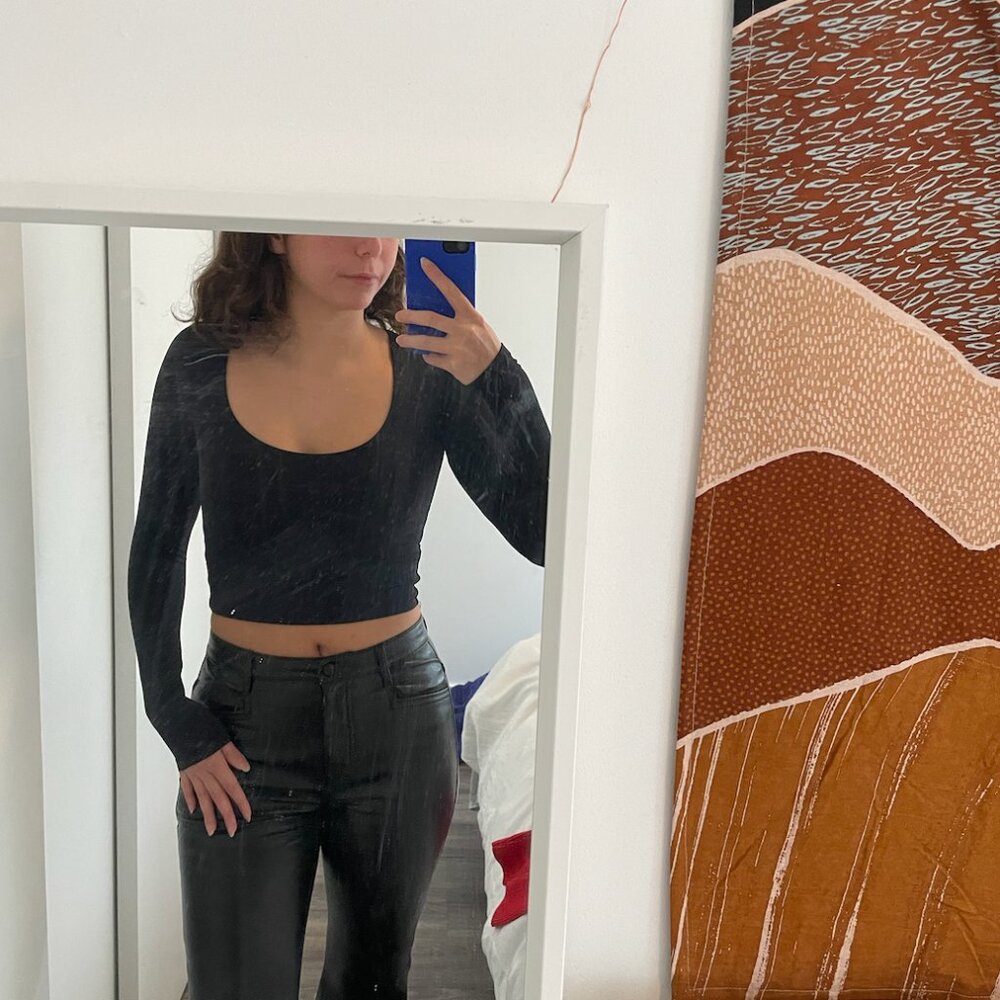 ARITZIA XS CONTOUR SCOOPNECK BLACK LONGSLEEVE - Picture 2 of 4
